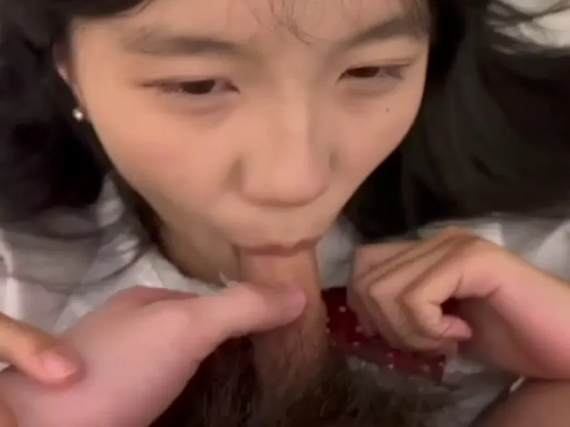 Em loli dễ thương liếm cây hàng biến em thành con em đào dâm dục p2
